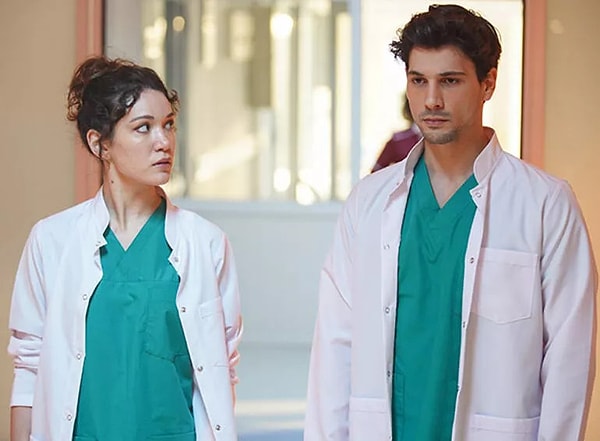 Kasaba Doktoru, Kore'deki Dr. Romantic'in Türkiye versiyonuydu ve iki doktorun hikâyesini anlattı.