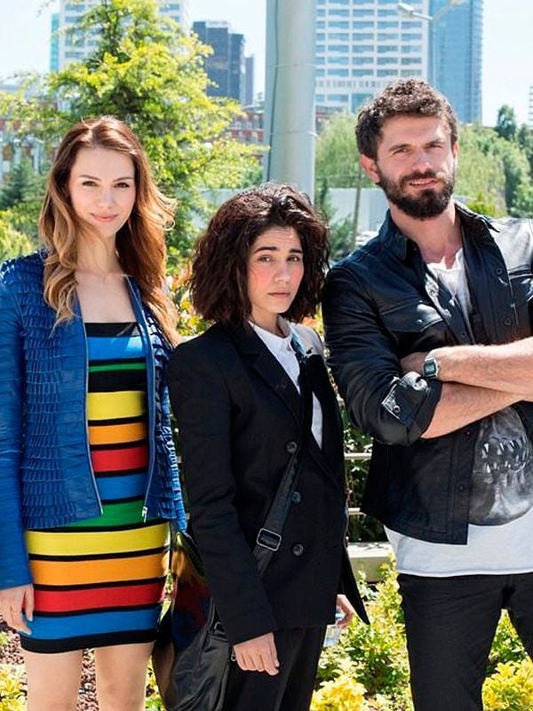 Seviyor Sevmiyor, She Was Pretty'nin Türk versiyonuydu ve izleyiciden büyük beğeni topladı.