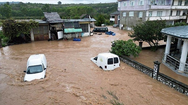 Darıçayırı'nda su seviyesi yer yer 1 metreyi aştı, mahsur kalanlar kepçeyle tahliye edildi