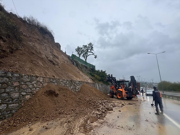 Serdivan'da D-100'de toprak kaydı, Akyazı'da iki köprü trafiğe kapatıldı