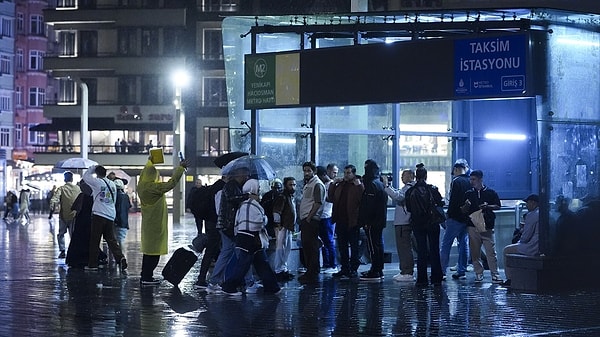 Meteoroloji'ye göre İstanbul'da gök gürültülü sağanak cumartesiye kadar sürecek.