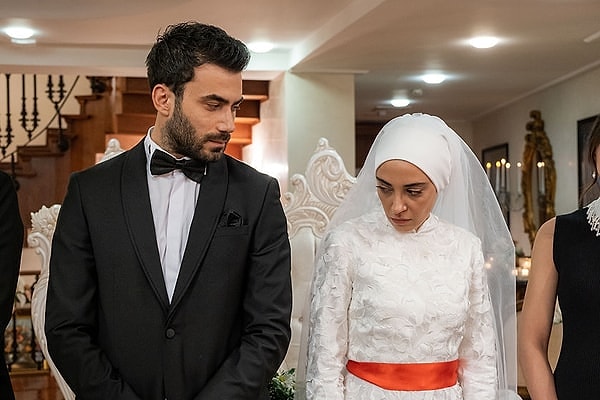 Kızılcık Şerbeti'nin farklı sezonlarında Nursema'nın hayatına giren iki karakter, yıllar sonra başka bir dizinin setinde bir araya geldi.