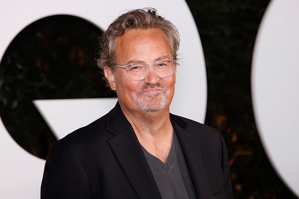 Çünkü ekranda herkesi güldüren Matthew Perry'nin, kamera kapandığında verdiği mücadeleyi artık biliyoruz.