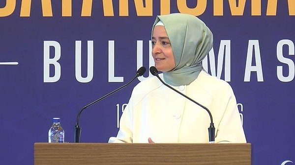 Konuşma, fon iddialarında adı geçen Fatma Betül Sayan Kaya'nın tüm parti görevlerinden affını istemesinden sadece iki gün sonra geldi.