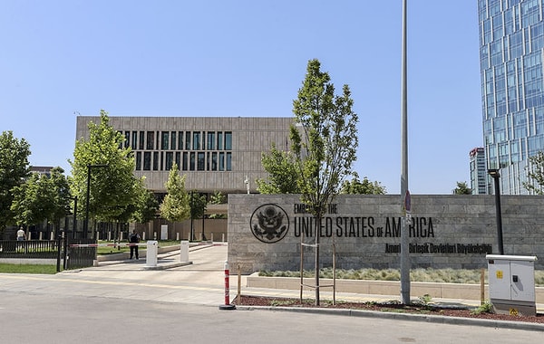 Ancak başvuru için tıp diploması tek başına yetmiyor: En az 3 yıllık klinik deneyim ve iki dilde akıcılık şart.