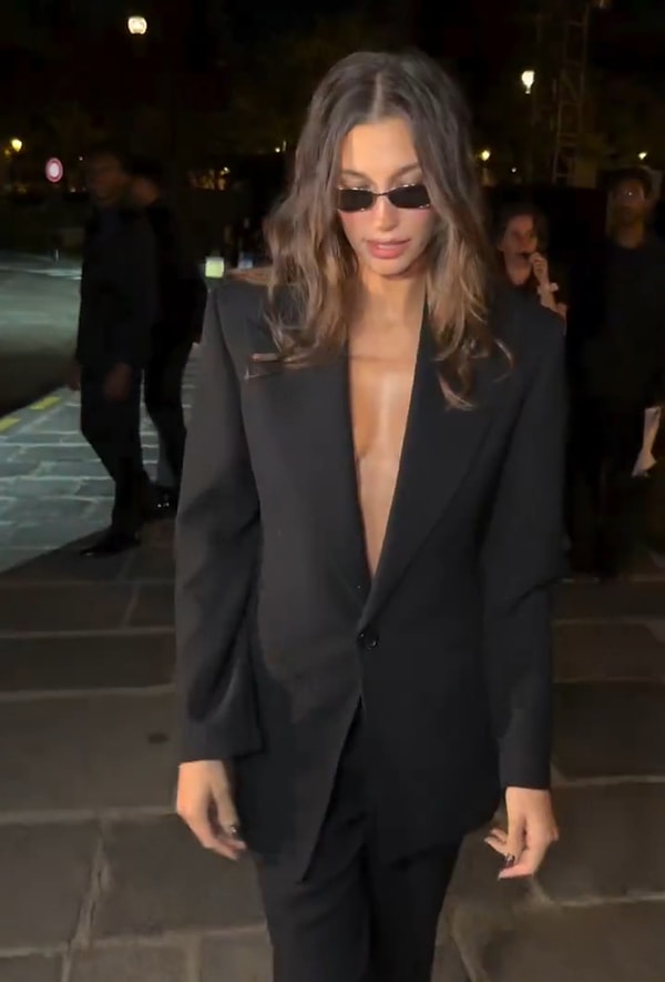 Serenay Sarıkaya ile Hailey Bieber, Saint Laurent gecesine neredeyse birebir aynı kombinle geldi.