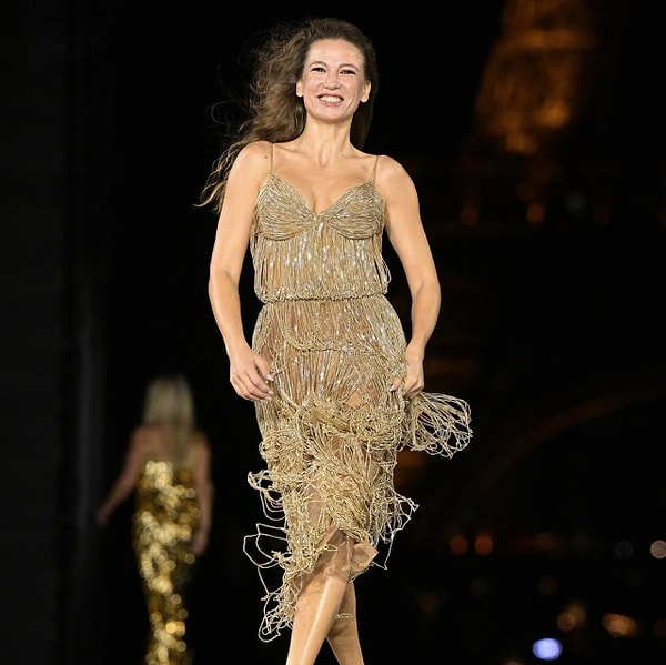 Altın rengi elbisesini giyen Serenay Sarıkaya, Paris’te podyumu salladı!