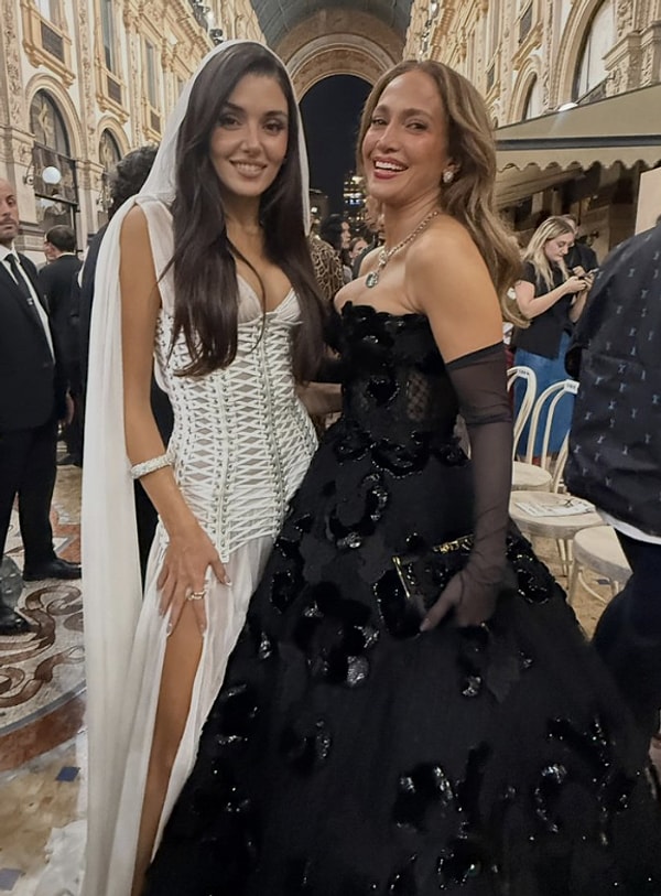 Milano Moda Haftası’na katılan Hande Erçel, beyaz elbisesiyle dikkatleri üzerine çekti.