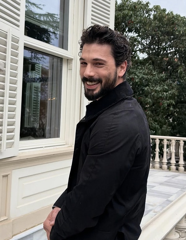 Deniz Can Aktaş, farklı rolleriyle ekranların dikkat çeken oyuncularından biri haline geldi.