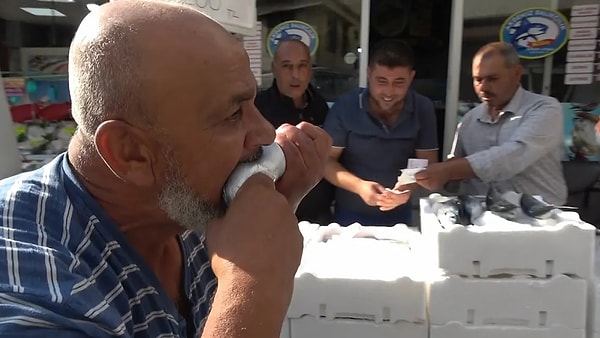 Kampanya sürerken tezgahın başındaki Yusuf Usta palamudu çiğ çiğ ısırdı, çevredekiler durup bir daha baktı.