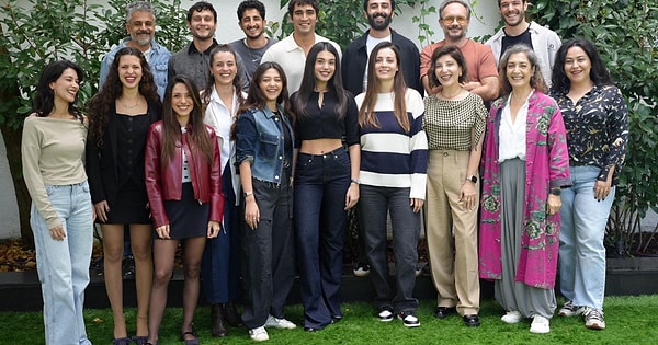 Susuz Yaz'ın resmi hesabı, 24 Eylül'de yapılan okuma provasından yeni görüntüler paylaştı.