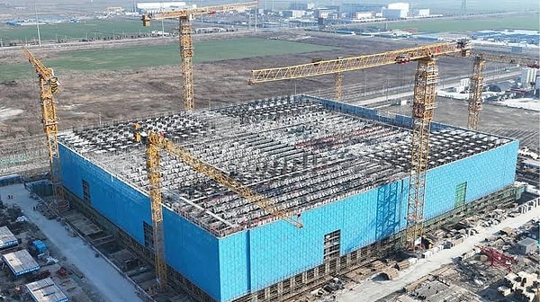 Tesis, bir rüzgâr santralinin ve ulusal elektrik şebekesinin hemen yanında kuruldu.