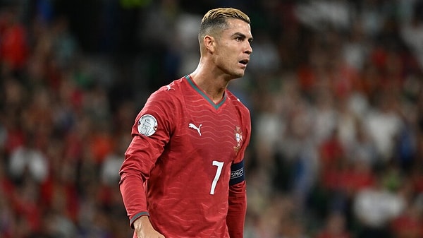 Norveç'i 2-1 yenen Portekiz'de Ronaldo, 18 yılı aşkın sürede ilk kez forma giyebildiği resmî maçta kulübeden çıkamadı.