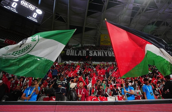Tribünler iki ülkenin bayraklarıyla doldu, taraftarlar Filistinli çocuklar için sahaya oyuncak attı.