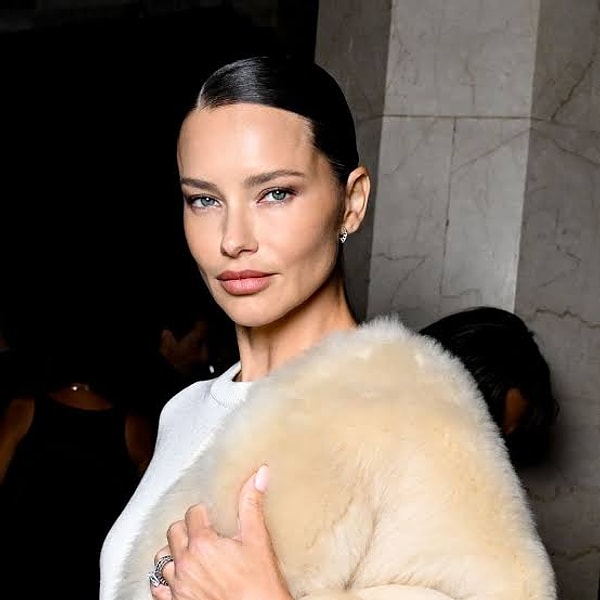 Güzelliğiyle bir döneme damga vuran Adriana Lima, hâlâ moda dünyasının en çok ilgi gören isimlerinden biri.