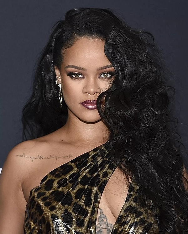 Rihanna, Umbrella'dan Fenty Beauty'ye uzanan kariyeriyle dünyanın en zengin kadın şarkıcılarından biri oldu.