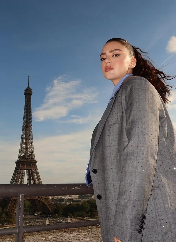 Paris Moda Haftası’na katılan Aslıhan Malbora’nın ceketli kombini, sosyal medya kullanıcılarının goygoyuna takıldı.