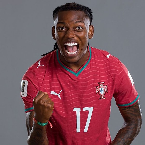 UEFA'nın 1-23 numara kuralı nedeniyle 7 numara Leao'ya, 17 numara Fábio Silva'ya geçti