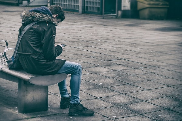 Telefonla oyalanmak ve hep aynı kişinin yanında durmak kaygıyı besliyor