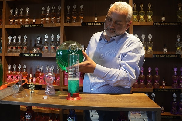 Eşi istedi, o 'Sivas kokulu kolonya' üretti.
