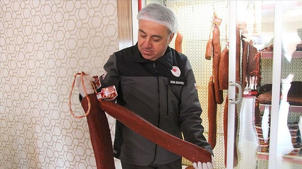 Bursa'da iki ayrı firmanın dana sucuğundan sakatat çıktı.