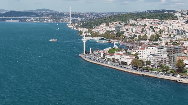 Üsküdar sahilinden köprülere uzanan hat boyunca da Boğaz'ın rengi aynı tonda.