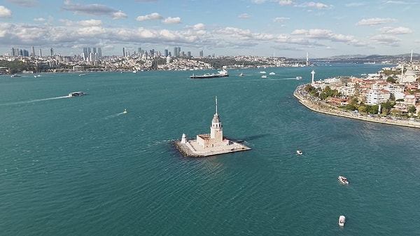 Vapurlar ve tekneler ise bu turkuaz zeminde seferlerine her zamanki gibi devam etti.