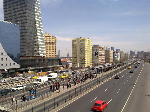 Duraklarda da yoğunluk yaşandı.