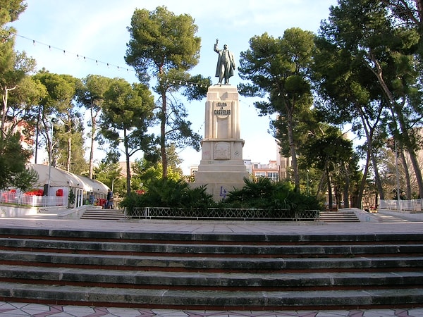 Kulüp Barcelona taraftarlarınca kuruldu.