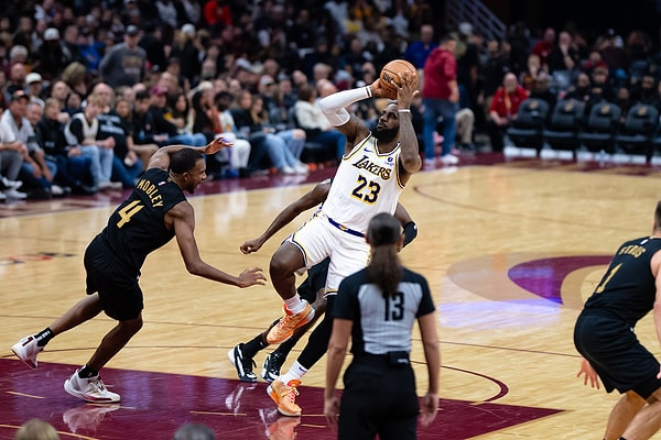 LeBron yeni takımı 76ers'a geçti.