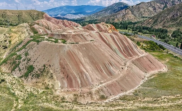 Milyonlarca yıllık jeolojik katmanlardan oluşan tepeler, Çin ve Peru'daki ünlü oluşumları aratmıyor.