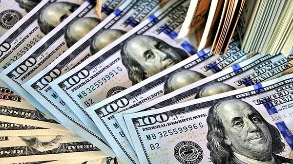 Dolar endeksi 102'yi geçti, değerli metali dolar dışı yatırımcı için daha pahalı hale getirdi.