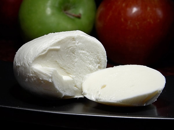 Listenin zirvesinde sodyum ve kalorisi düşük mozzarella var.