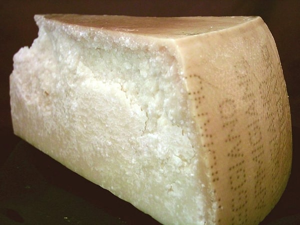 Parmesan, 10 gram proteinle sıralamadaki en yüksek değere sahip.