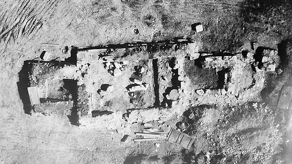 Araştırmanın yürütüldüğü üç mezarlıktan biri olan Västerhus'ta, Jämtland'daki kilise kalıntısı.