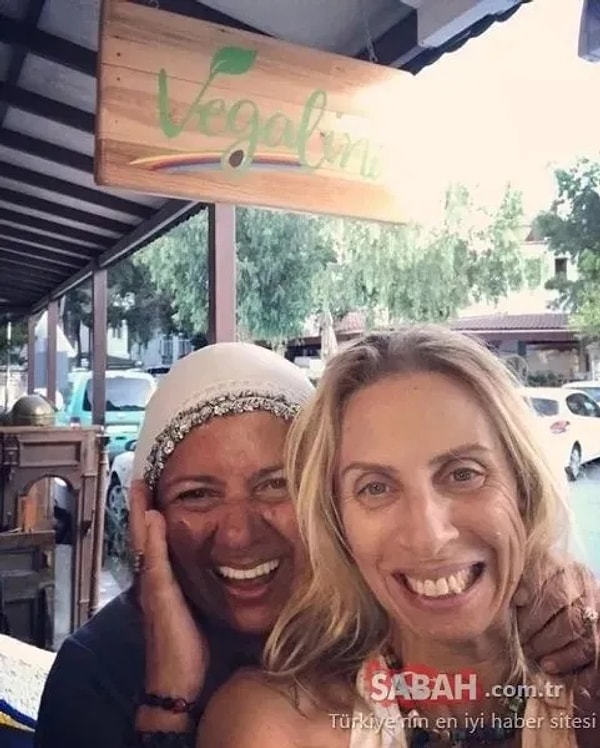 Deniz Türkali’nin kızı, hepimizin tanıdığı şarkıcı Zeynep Casalini çıktı!