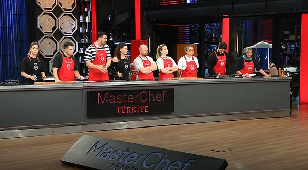 MasterChef'te Kırmızı Takım mezeleriyle dokunulmazlığı aldı, Mavi Takım'da Bahar beyin turunda Armağan'ı geride bıraktı.