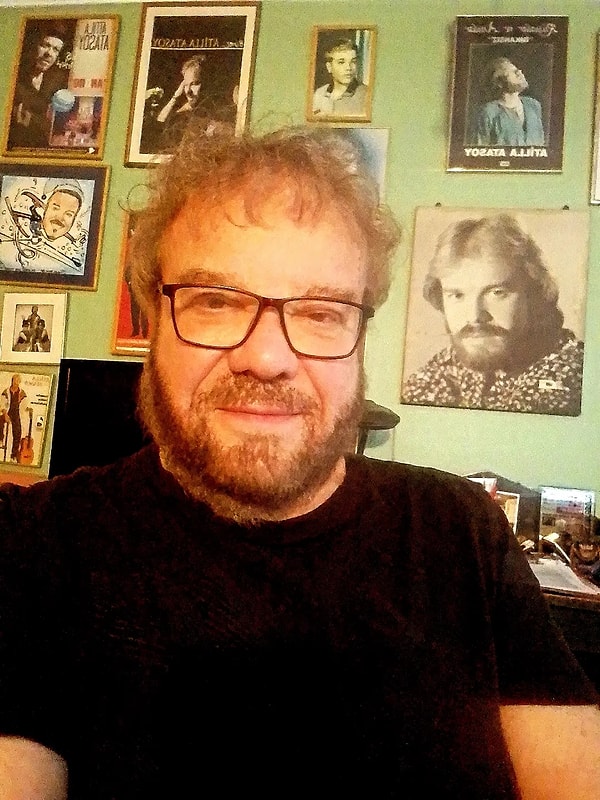1977 ve 2026 fotoğraflarını bir kolajda birleştiren Atasoy, açıklamasına duygusal sözlerle başladı.