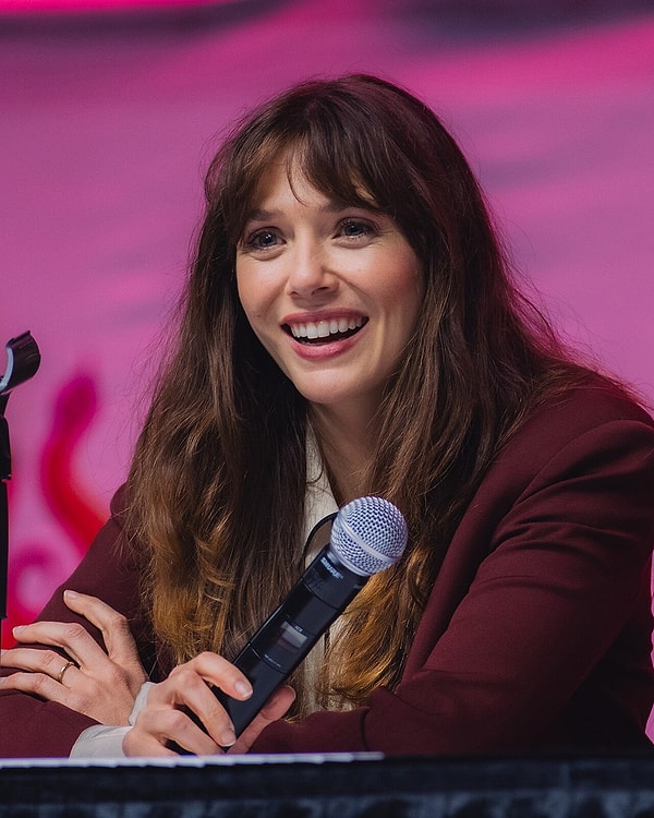 Maskeli cadıların kim olduğu açıklanmadı, hayranların aklındaki ilk isim Scarlet Witch oldu.