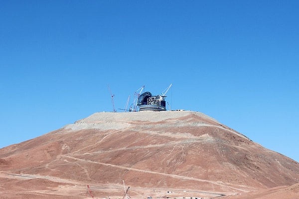 Teleskop, Atacama Çölü'ndeki 3 bin 60 metrelik Cerro Armazones Dağı'na kuruluyor.