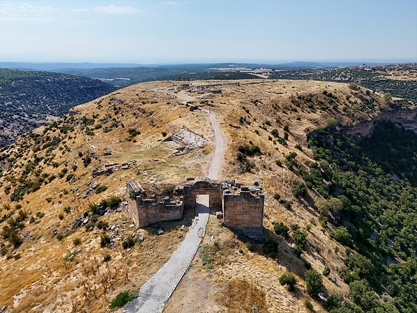 Tapınağı Dört Bir Yandan Çeviren Duvar