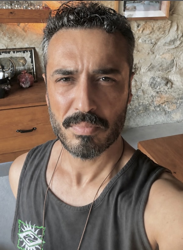 Hafızamızdaki genç Beşir ile Baran Akbulut’un son görüntüsü yan yana gelince yılların geçtiği anlaşılıyor.