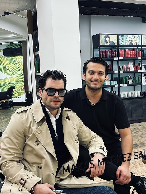 Aşk ve Taht'ın final çekimleri tamamlandı, Akın Akınözü setin ardından soluğu erkek kuaföründe aldı.