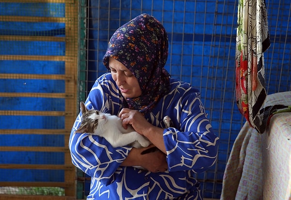 Rahim kanserine yakalanan Sağlıklı, 2,5 yıl süren tedavi boyunca kedilerini yanından ayırmadı.