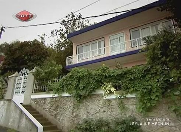 Mecnun'un babasıyla yaşadığı Kireçburnu'ndaki ev, dizinin en çok seyirci karşısına çıkan mekânlarından biriydi.