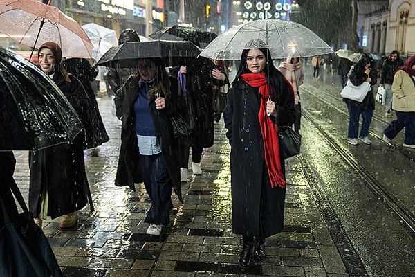 Telefonu yüzde 4'teydi, kartı bloke olmuştu: Turist gece yarısı yağmurda sokakta kaldı