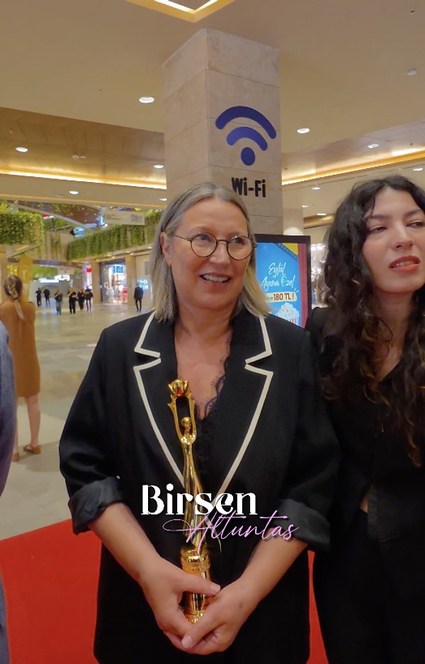 Birsen Altuntaş'ın haberine göre, Altın Koza’da Onur Ödülü alan Vahide Perçin’in son görüntüsü dikkat çekti.