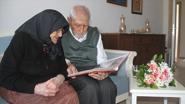 96 yaşındaki vatandaşın eşine övgüsü tam not aldı.