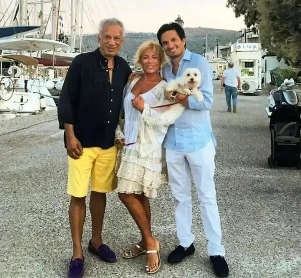 Zoran Lalvani, annesi ve teyzesinin aksine gözlerden uzak bir yaşam sürdürüyor.