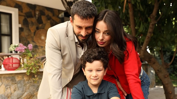 Muhtemel Aşk'ta Ali'yi canlandıran Ayaz Küçükoğlu, Ekin Koç'tan "Elif kim?" repliğini daha komik söylemesini istedi.